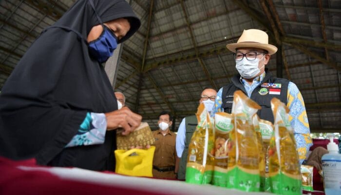 Operasi Pasar Minyak Goreng di Karawang Dijual  Rp14.000