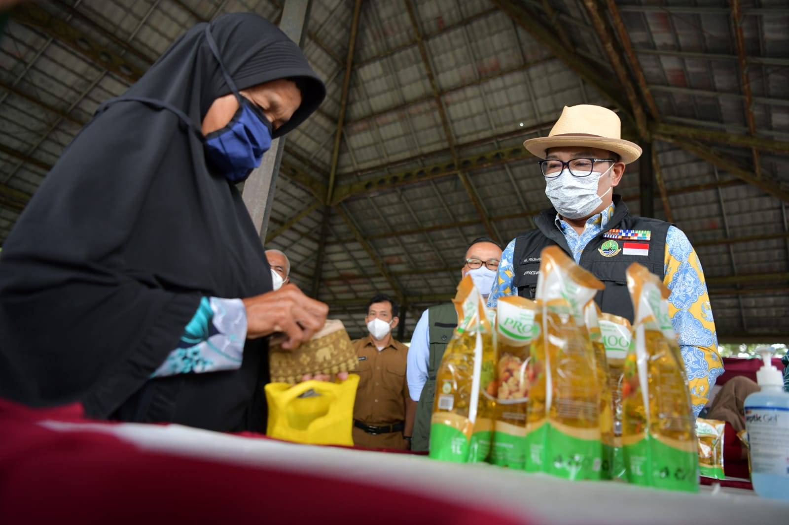 Operasi Pasar Minyak Goreng di Karawang