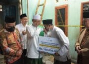Pak Uu Serahkan Bantuan untuk Pesantren Miftahul Khoirot