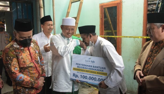 Pak Uu Serahkan Bantuan untuk Pesantren Miftahul Khoirot