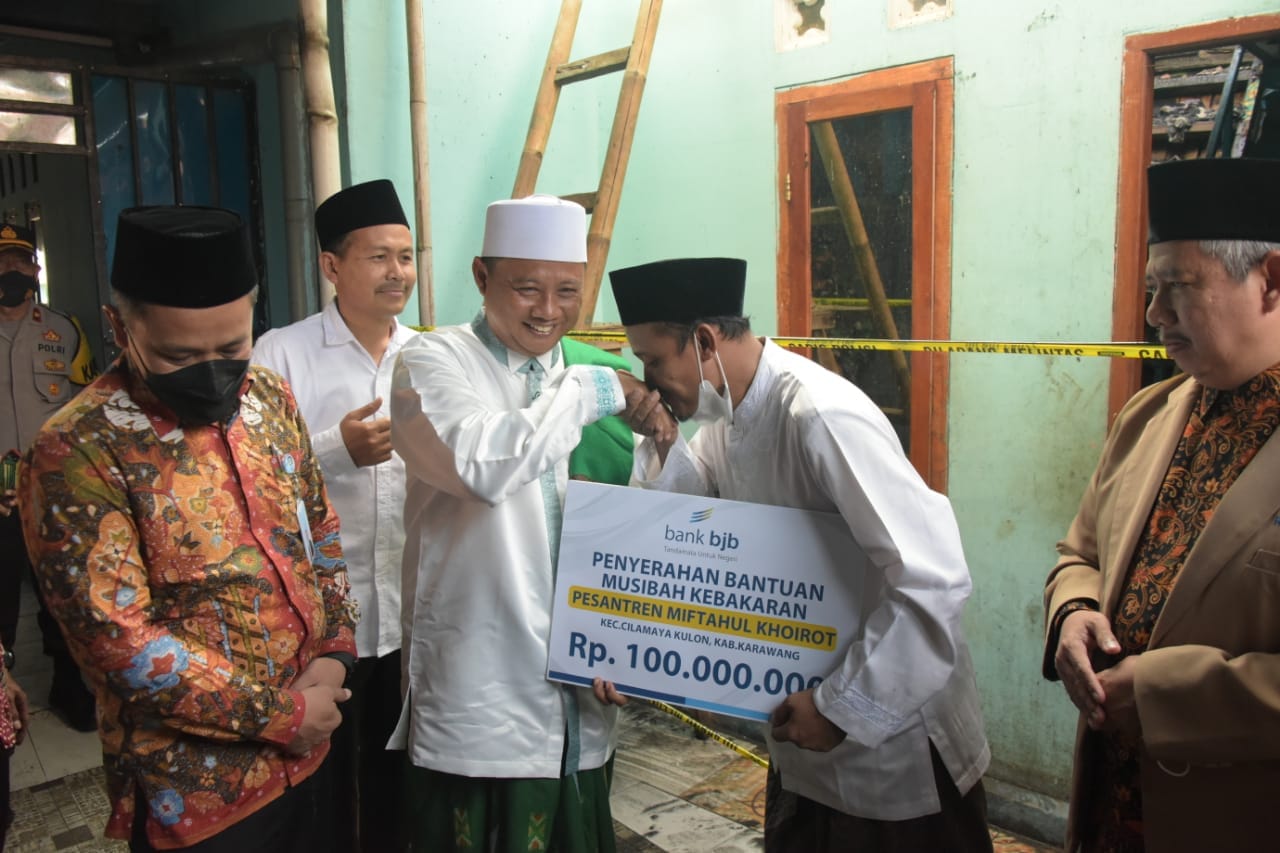 Wagub Jabar Serahkan Bantuan untuk Pesantren Miftahul Khoirot