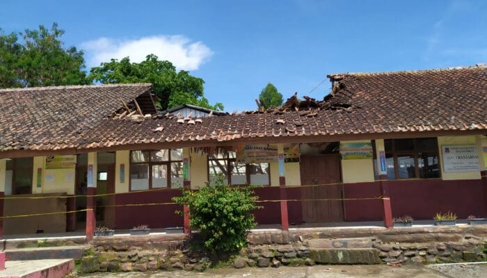 3 Lokal Kelas Atap Sekolah di SDN 3 Banjarsari Ambruk