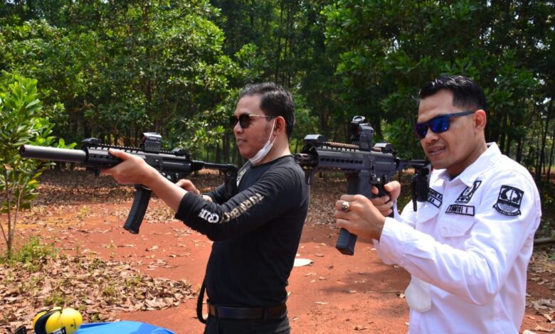 Anggota DPRD Karawang Latihan Menembak