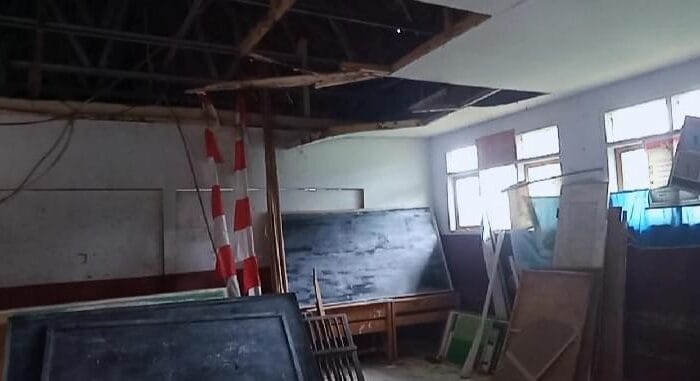 Atap Ruang Kelas SDN 1 Barudua Garut Ambrol