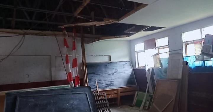 Atap Ruang Kelas SDN 1 Barudua Garut Ambrol