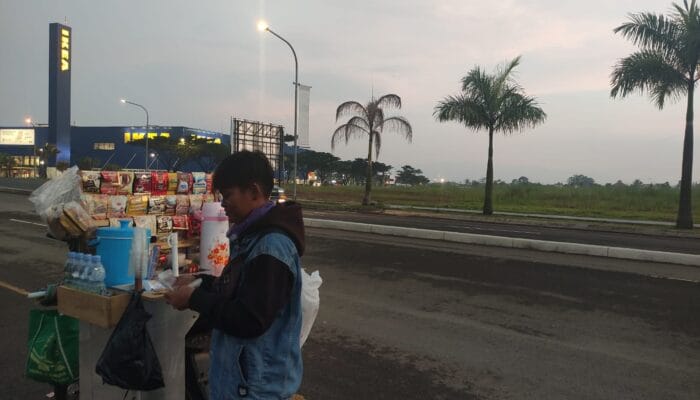 Cerita Tukang Kopi Keliling di Kota Baru Parahyangan
