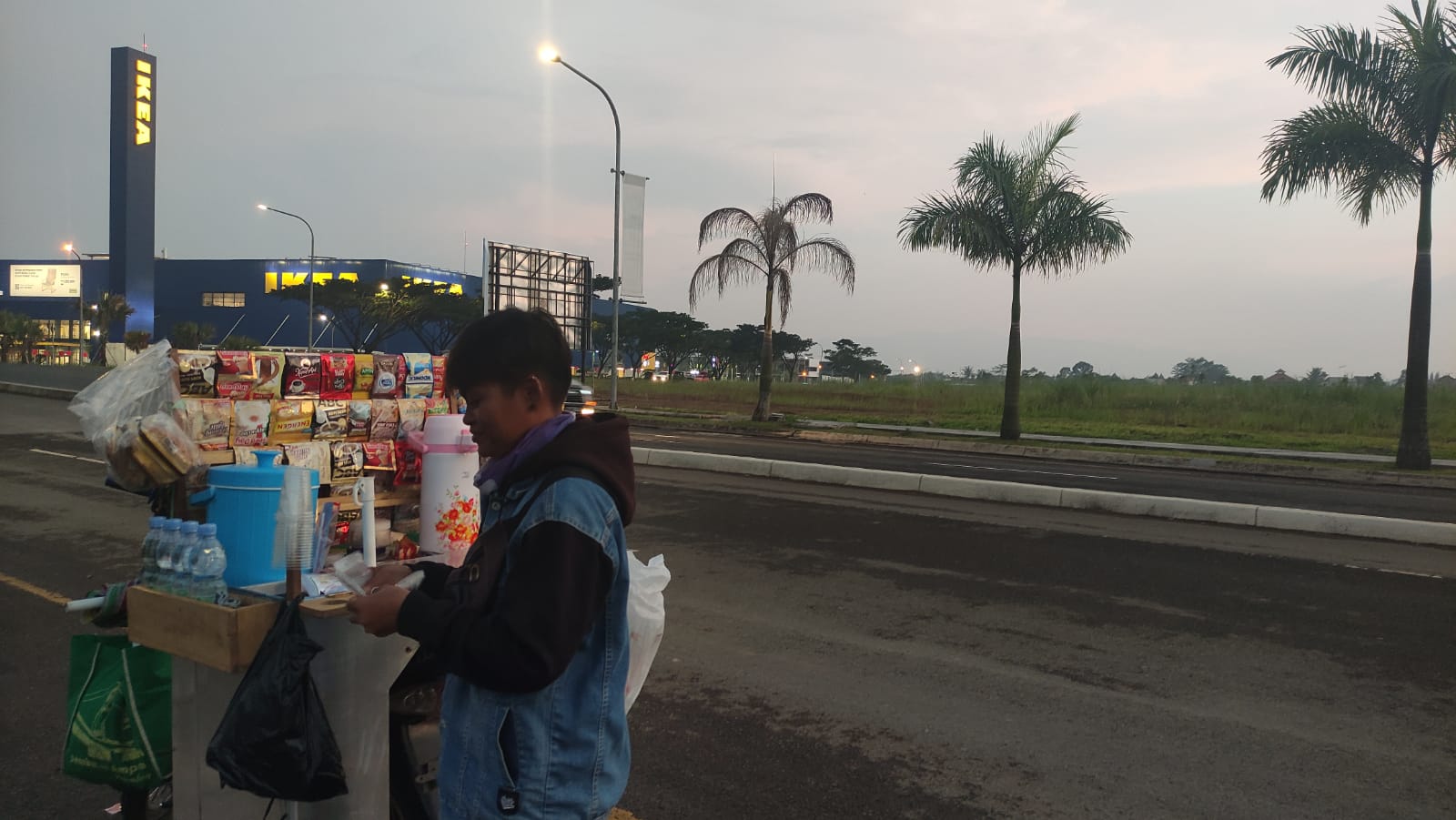 Cerita Tukang Kopi Keliling di Kota Baru Parahyangan