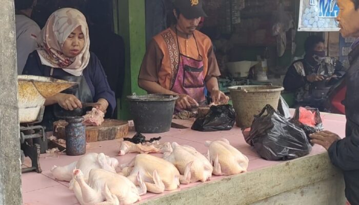 Harga Daging dan Cabai di Pasar Ciranjang Merangkak Naik