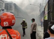 PT Lucas Djaja Kebakaran, Puluhan Damkar Diterjunkan