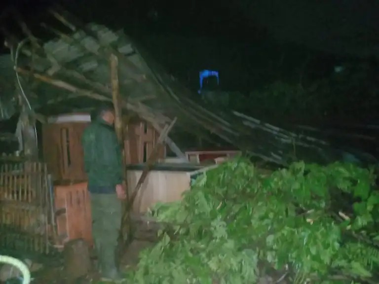 Puting Beliung di Cikancung Terjang Puluhan Rumah