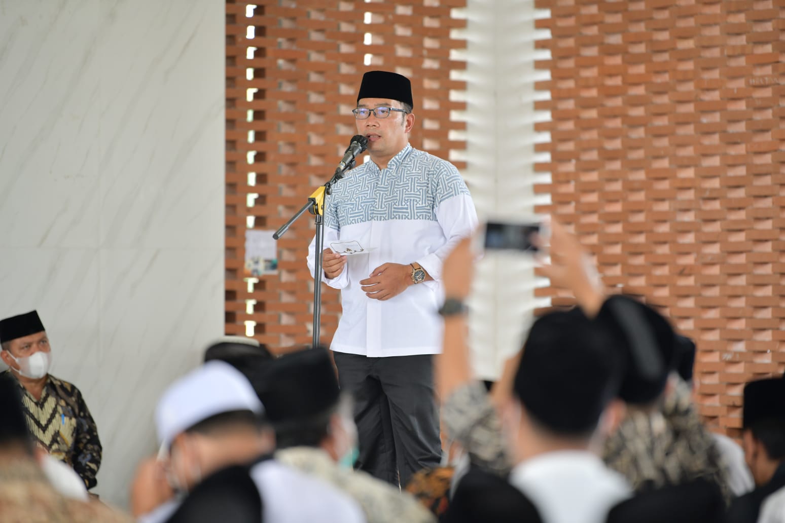 Gubernur Jawa Barat Ridwan Kamil saat menghadiri Penutupan Pengajian Rutin Jumat Wage Pondok Pesantren Lirboyo V di Desa Tegalaren, Kecamatan Ligung, Kabupaten Majalengka, Jumat (4/3/2022). (Foto: Adam/Biro Adpim Jabar)