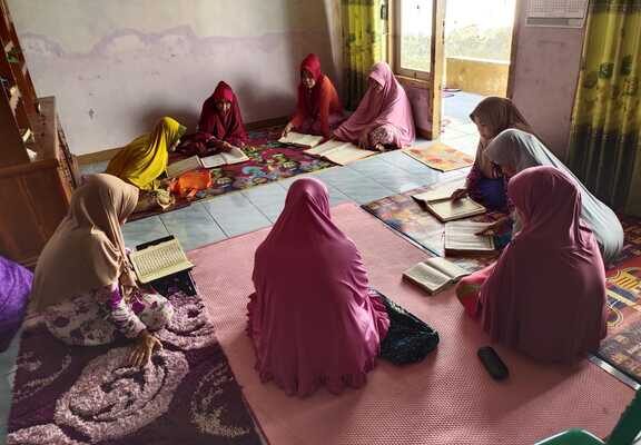 Emak-emak Pasirangin Lestarikan Tadarus Sejak 1970