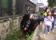 Toyota Fortuner Nyungsep ke Parit