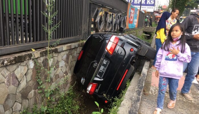 Toyota Fortuner Nyungsep ke Parit