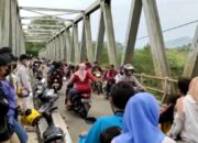 Jembatan Citarum Lama Jadi Tempat Ngabuburit Warga