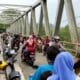 Jembatan Citarum Lama Jadi Tempat Ngabuburit Warga