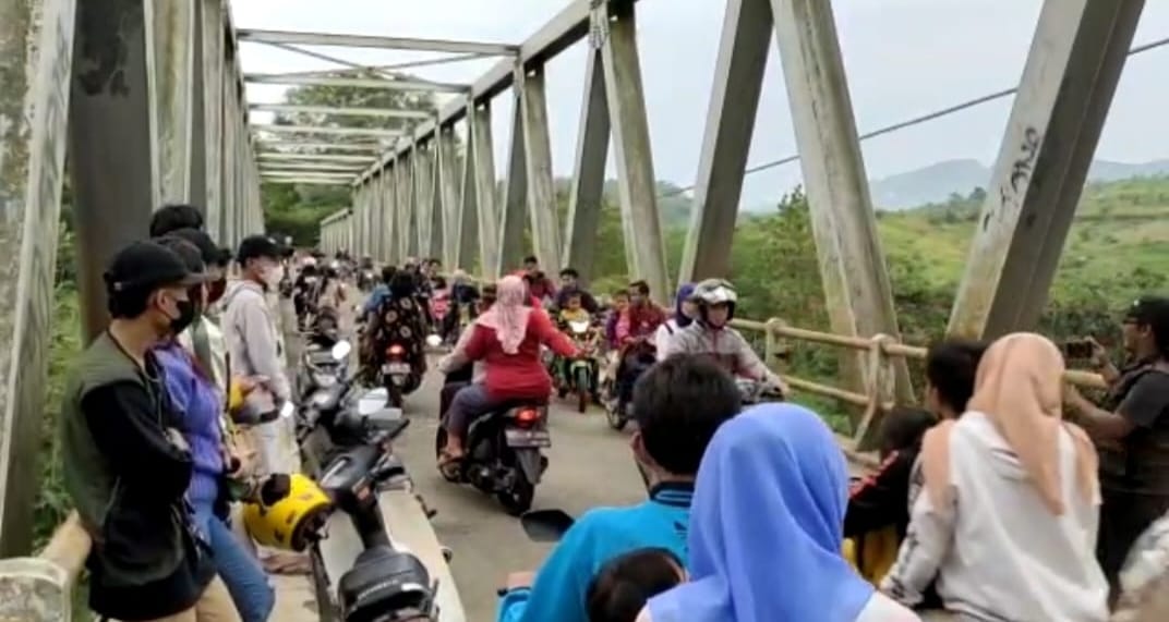 Jembatan Citarum Lama Jadi Tempat Ngabuburit Warga