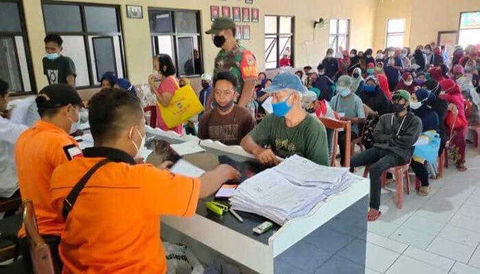 Kantor Pos Ciranjang Salurkan Bansos di 3 Desa