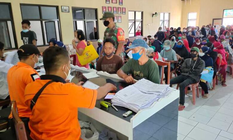 Kantor Pos Ciranjang Salurkan Bansos di 3 Desa