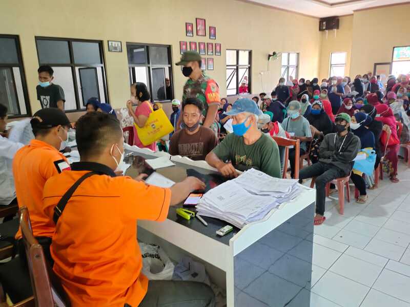 Kantor Pos Ciranjang Salurkan Bansos di 3 Desa