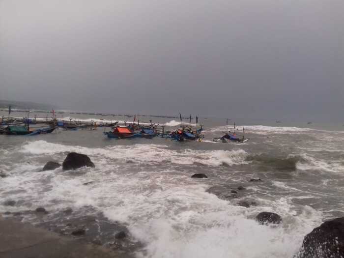 Nelayan Tenggelam di Pantai Jayanti, 2 Selamat 1 Meninggal