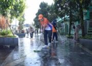 Fahmi Tutun Tangan Bersihkan Pedestrian Dago Sukabumi