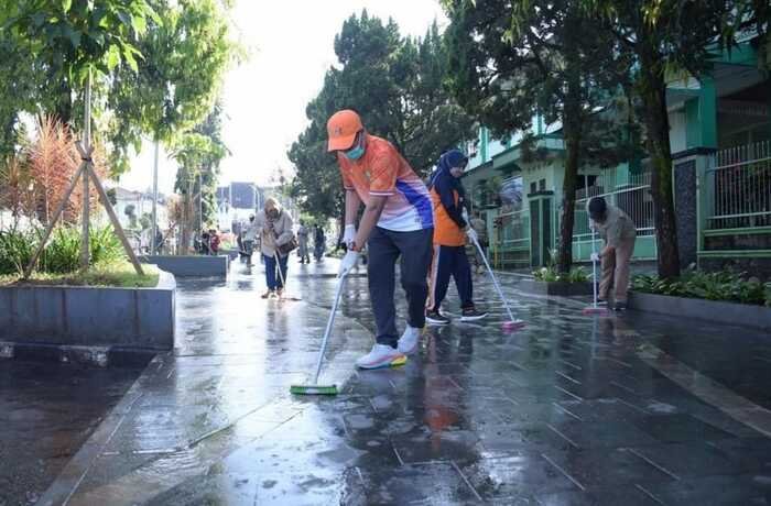 Fahmi Tutun Tangan Bersihkan Pedestrian Dago Sukabumi