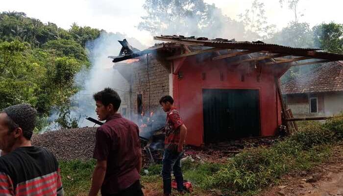 Kebakaran di Leles Nyaris Meratakan 1 Rumah Warga