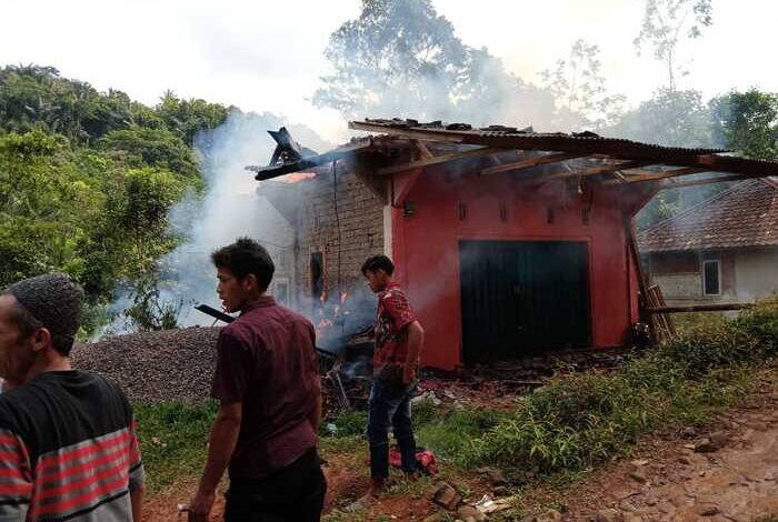 Kebakaran di Leles Nyaris Meratakan 1 Rumah Warga