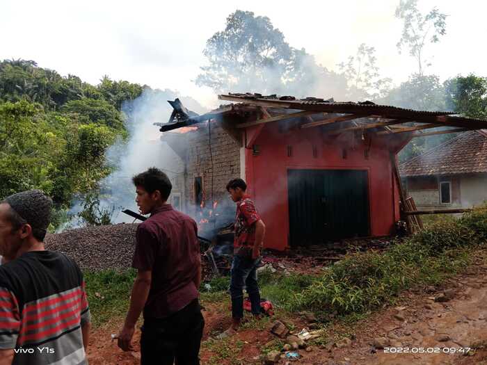 Kebakaran di Leles Nyaris Meratakan 1 Rumah Warga