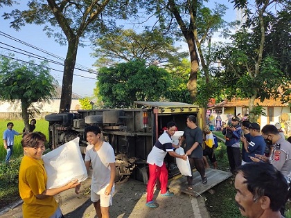 Mobil box Terguling di Haurwangi Cianjur Bermuatan Plastik