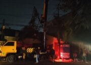 Pohon Tumbang di Jalan Ciwastra, Listrik Padam Berjam-jam