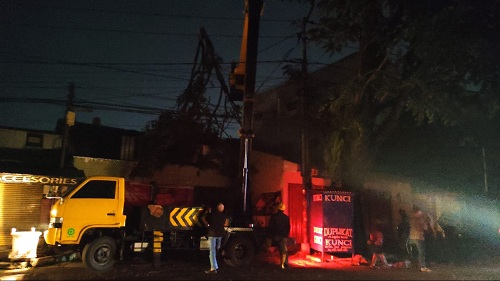 Pohon Tumbang di Jalan Ciwastra, 1 Toko dan Gerobak Tertimpa