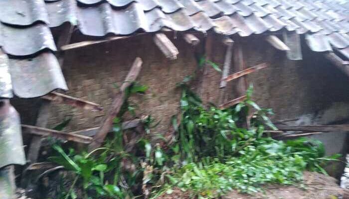 Tebing Longsor di Sukanagara Menimpa 2 Rumah