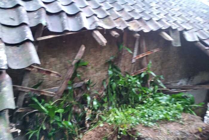 Tebing Longsor di Sukanagara Menimpa 2 Rumah