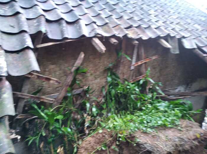 Tebing Longsor di Sukanagara Menimpa 2 Rumah