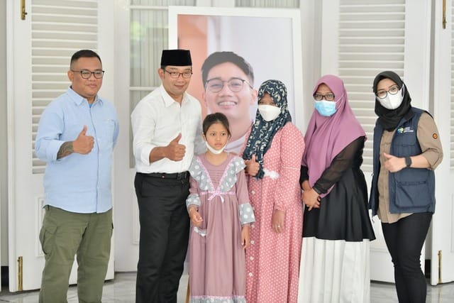  Gubernur Jawa Barat Ridwan Kamil Berikan bantuan pendidikan untuk Alika Putri anak Yatim berusia 10 Tahun yang membutuhkan dana untuk biaya pendidikan di gedung pakuan, Kota Bandung, Selasa (28/6/2022)