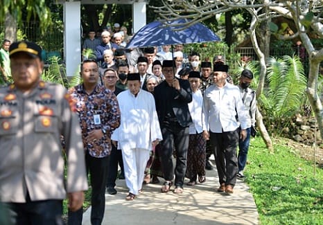 Habib Luthfi bin Yahya Berziarah ke Makam Eril