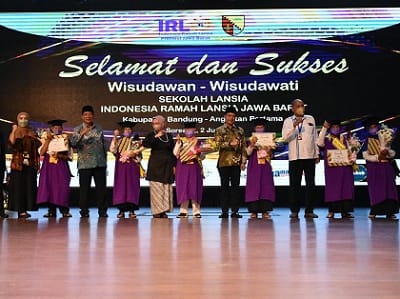 Bupati Bandung Wisuda 185 Siswa Sekolah Lansia