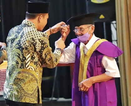 Bupati Bandung Wisuda 185 Siswa Sekolah Lansia