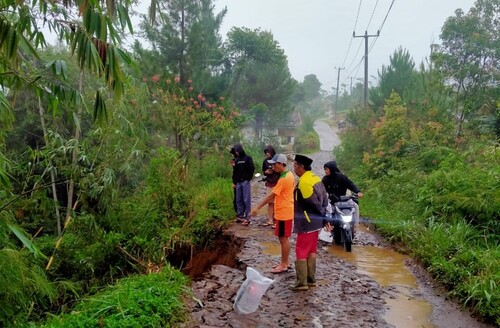 Jalan Desa di Takokak Cianjur Longsor, Akses Terputus