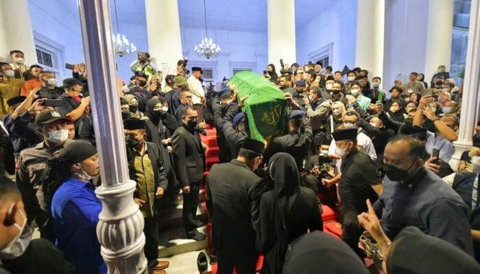 Khofifah dan Ganjar Salatkan Eril di Gedung Pakuan