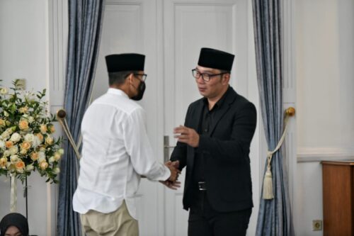 Sandiaga Uno Takziah ke Rumah Dinas Ridwan Kamil