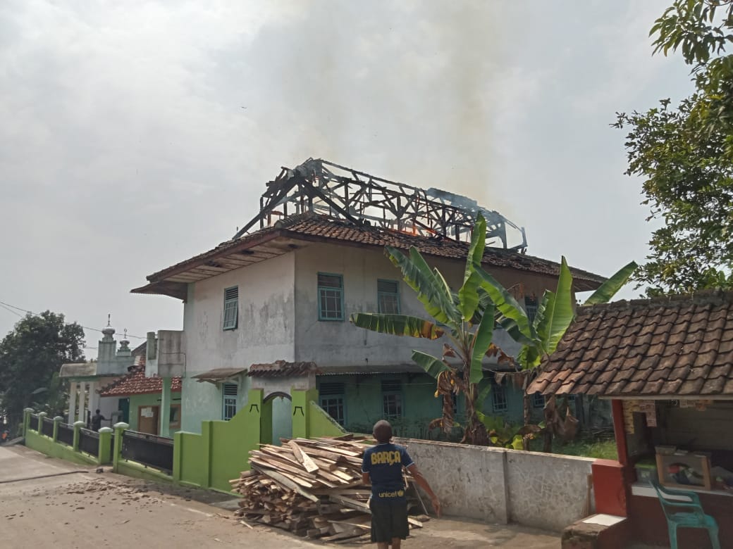 Pondok Pesantren Al-Istianah di Cianjur Hangus Terbakar 2 Pondok Pesantren Al-Istianah di Cianjur Hangus Terbakar