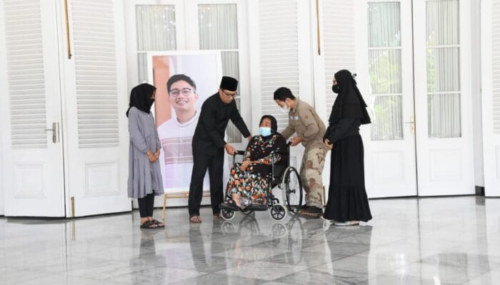 Respon Aduan di JQR, Emil Beri Bantuan Cucu Kursi Roda
