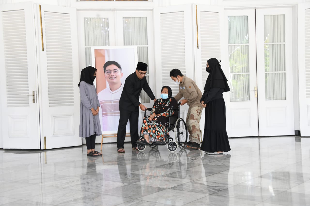 Respon Aduan di JQR, Emil Beri Bantuan Cucu Kursi Roda