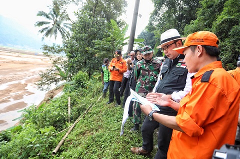 Ridwan Kamil Tinjau Lokasi Banjir Bandang di Bogor