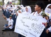 Warga Berbondong Ziarah Makam Eril di Cimaung