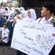 Warga Berbondong Ziarah Makam Eril di Cimaung