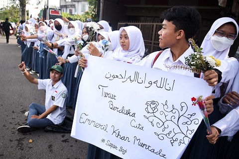 Warga Berbondong Ziarah Makam Eril di Cimaung